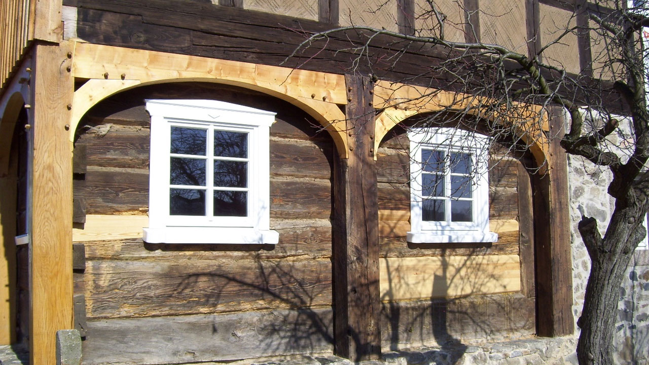 Bei diesem Umgebindehaus wurden einige Balken des Ständerwerks ausgetauscht. Bei diesem Umgebindehaus wurden einige Balken des Ständerwerks ausgetauscht.